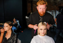 Filip Galas we współpracy z Davines zadbał o fryzury podczas pokazu TOMAOTOMO Fot. Marek Makowski