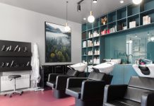 Plakat w salonie fryzjerskim – dekoracja, która stworzy wyjątkowy nastrój