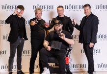 Ambasadorzy Nõberu of Sweden polecają Ambasadorzy Nõberu of Sweden w Polsce. Od lewej: Wojciech Meckier, Wojciech Karwat, Piotr Chrapusta, Krzysztof Klimczak. Na fotelu siedzi Piotr Staszewski.