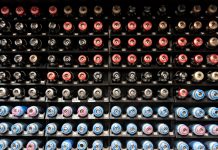 Fryzjerzy wybierają farbę w dozowniku