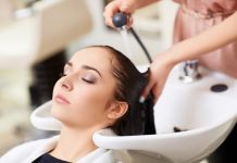 Pielęgnacja problematycznej skóry głowy w salonie fryzjerskim fot. Obraz licencjonowany przez Depositphotos.com/Drukarnia Chroma